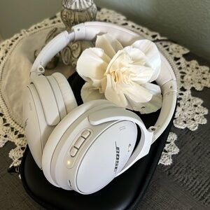 Bose - Quiet Comfort, Wireless, Noise Canceling Headphones White Smoke